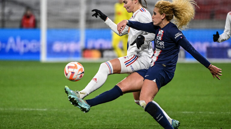 Signe Bruun face à Kheira Hamraoui lors d'OL - PSG