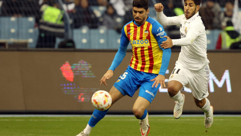 Cenk Ozkaçar lors de Valence - Real Madrid