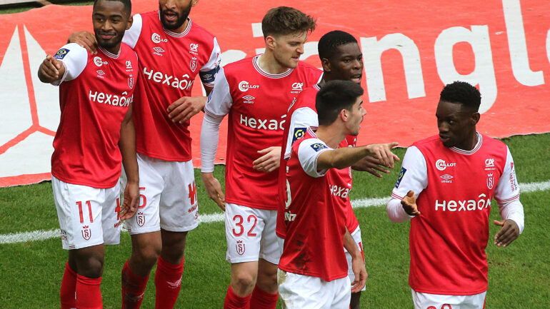 Myziane Maolida célèbre un de ses buts avec Reims