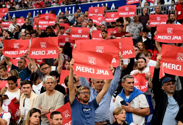 Les supporters de l'OL rendant hommage à Jean-Michel Aulas contre Reims