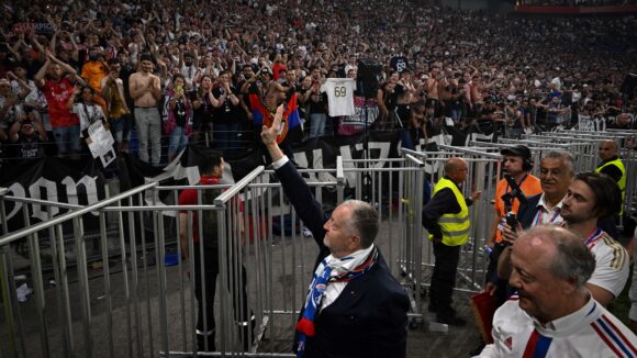 Jean-Michel Aulas lors de son tour d'honneur au Parc OL