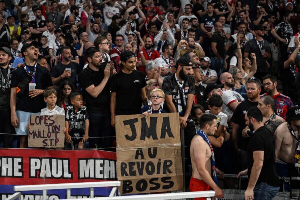 Les supporters de l'OL ont rendu hommage à Jean-Michel Aulas