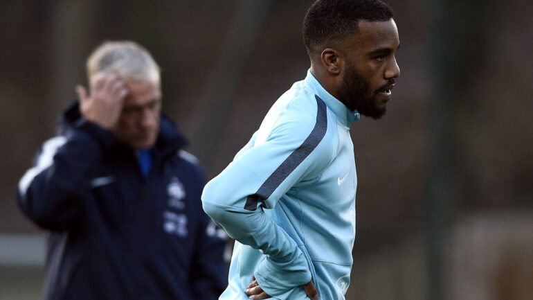 Alexandre Lacazette à un entraînement des Bleus devant Didier Deschamps