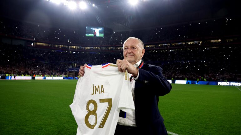 Jean-Michel Aulas avec son maillot collector