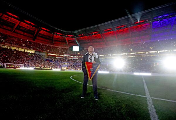 Jean-Michel Aulas seul au centre de la pelouse du Parc OL