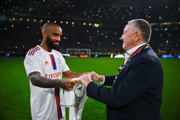 Alexandre Lacazette remettant un maillot collector à Jean-Michel Aulas