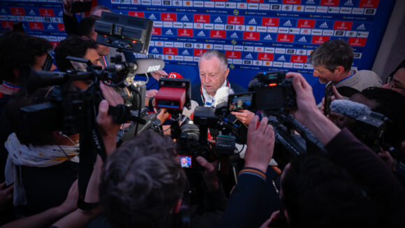 Jean-Michel Aulas entouré par la presse pour son dernier match avec l'OL