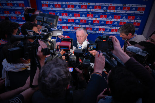 Jean-Michel Aulas entouré par la presse pour son dernier match avec l'OL