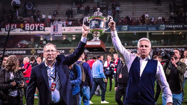 John Textor et Thierry Dailly lors du sacre de Molenbeek en D2