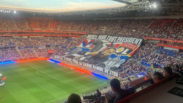 Le tifo des Lyon 1950 au début du match