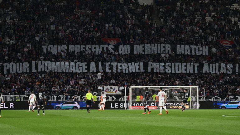 Les Bad Gones (Virage nord) ont déployé une banderole pour rendre hommage à Jean-Michel Aulas