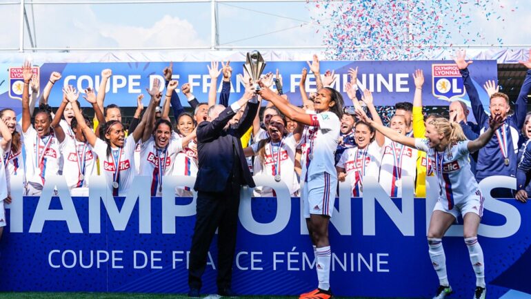 Jean-Michel Aulas avec les joueuses de l'OL féminin lors de la Coupe de France 2023