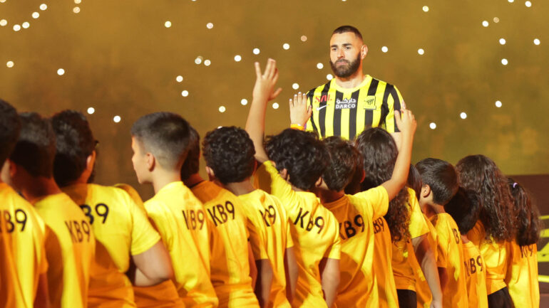 Karim Benzema lors de sa présentation aux supporters d'Al-Ittihad