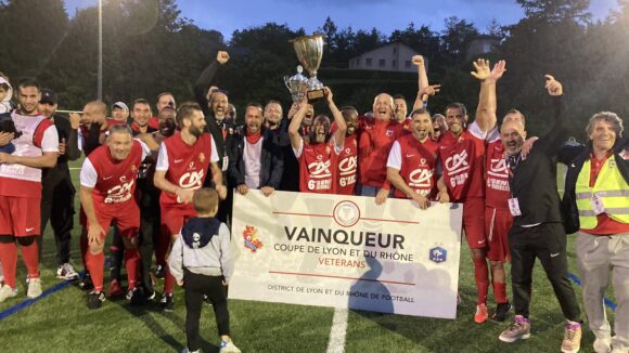 Sidney Govou et Pierre Laigle vainqueurs de la Coupe du Rhône vétérans avec Chaponost