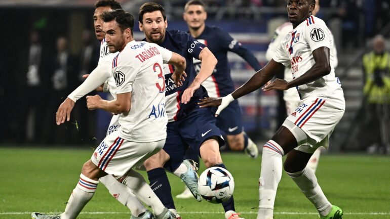 Nicolas Tagliafico et Castello Lukeba face à Lionel Messi lors d'OL - PSG.