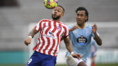 Renato Tapia au duel avec Memphis Depay lors de Celta - Atlético