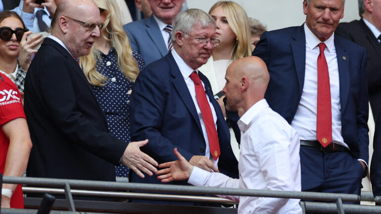 Avram Glazer, co-propriétaire de Manchester United avec Sir Alex Ferguson, l'ancien chef exécutif David Gill et Erik ten Hag, le coach
