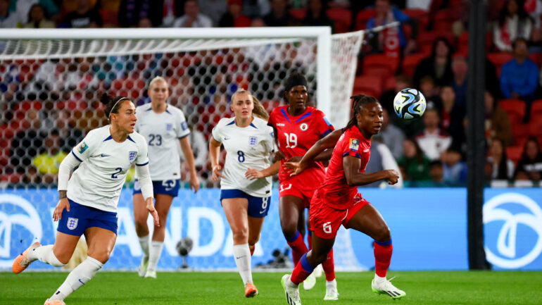 Melchie Dumornay face à Lucy Bronze lors d'Angleterre - Haïti