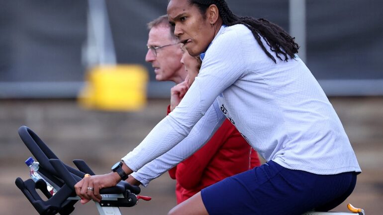 La capitaine des Bleues Wendie Renard s'est entraînement à part