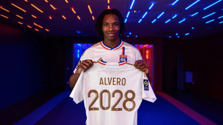 Skelly Alvero a signé jusqu'en 2028 avec l'OL