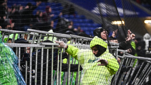 Un steward pris dans le filet devant le Virage Nord lors d'OL - Strasbourg