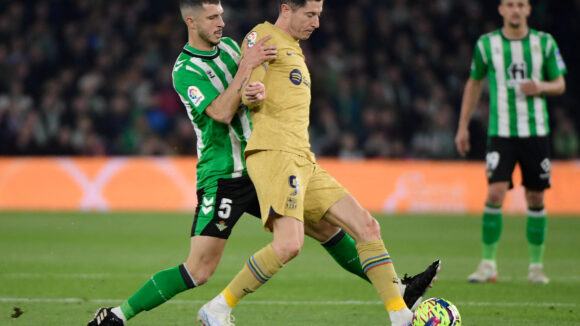 Guido Rodriguez face à Robert Lewandowski lors de Betis - FC Barcelone