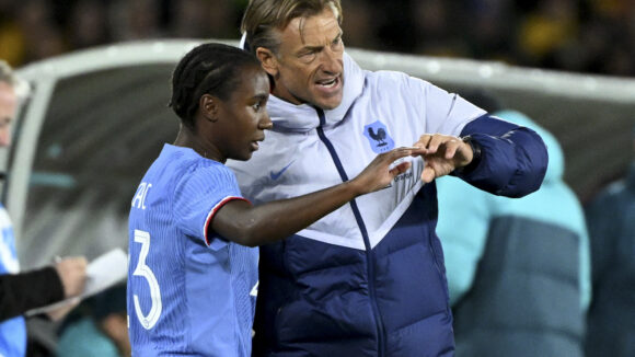 Vicki Becho avec le sélectionneur des Bleues Hervé Renard