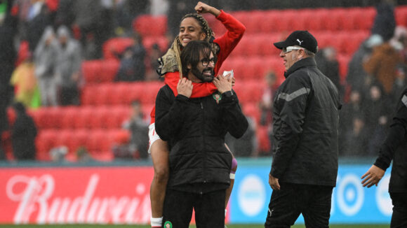 Reynald Pedros avec Fatima Tagnaout après la victoire du Maroc contre la Corée du Sud