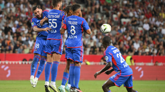 Les joueurs de l'OL dans le mur lors d'un coup-franc de Nice