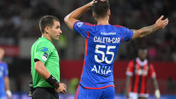 Bastien Dechepy, arbitre de Nice - OL, avec Duje Caleta-Car