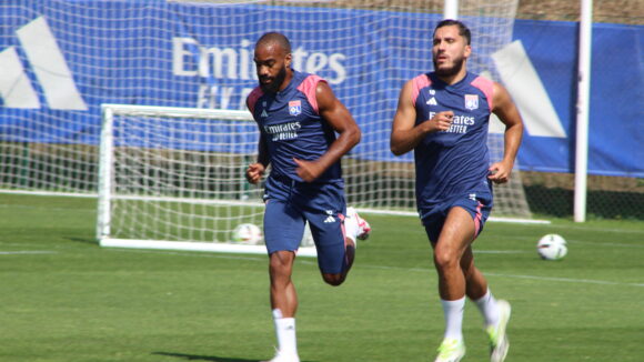 Alexandre Lacazette en compagnie de Rayan Cherki à l'entraînement de l'OL