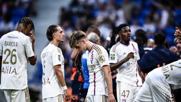 Les joueurs de l'OL dont Barcola, Caqueret et Lepenant pendant la pause fraîcheur lors d'OL - Montpellier