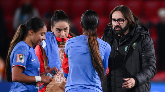 Reynald Pedros, entraîneur du Maroc, discute avec Selma Bacha après France - Maroc