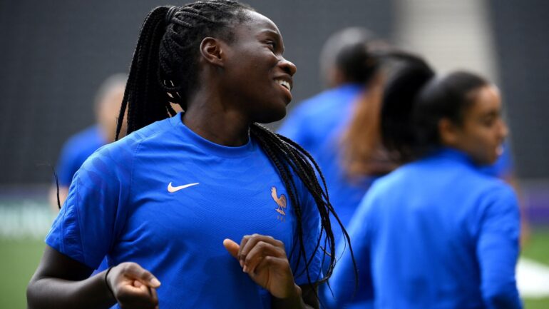 Griedge Mbock à l'entraînement avec les Bleues