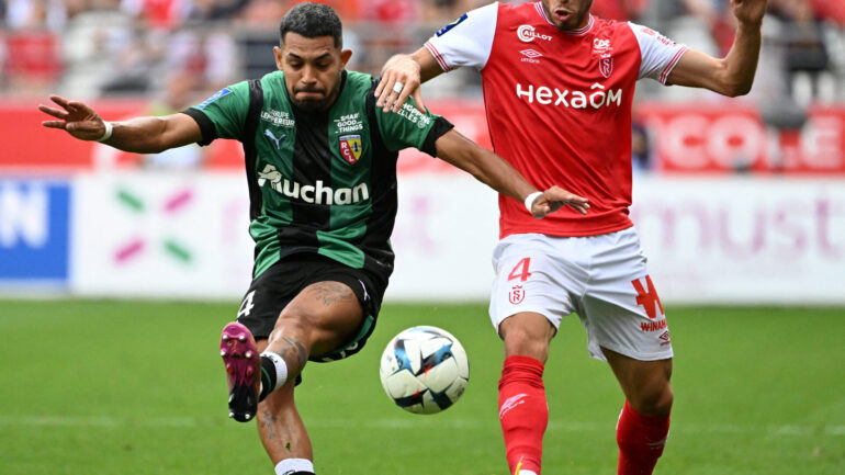 Facundo Medina (Lens) et Maxime Busi (Reims)