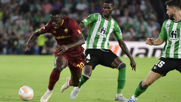 Paul Akouokou, milieu du Betis, face à l'AS Roma