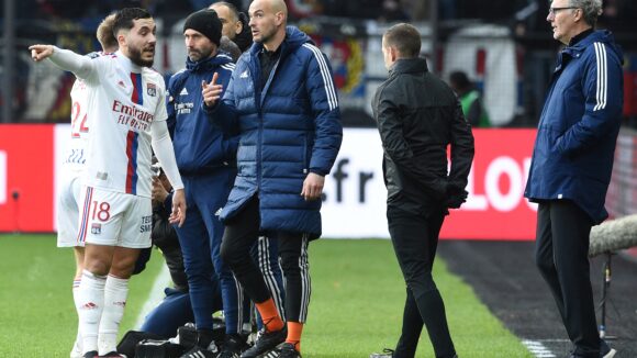 Rayan Cherki en discussions avec Laurent Blanc lors de Troyes - OL