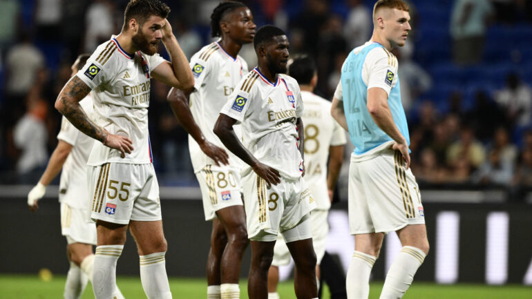 Les joueurs de l'OL face aux supporters du Virage Nord