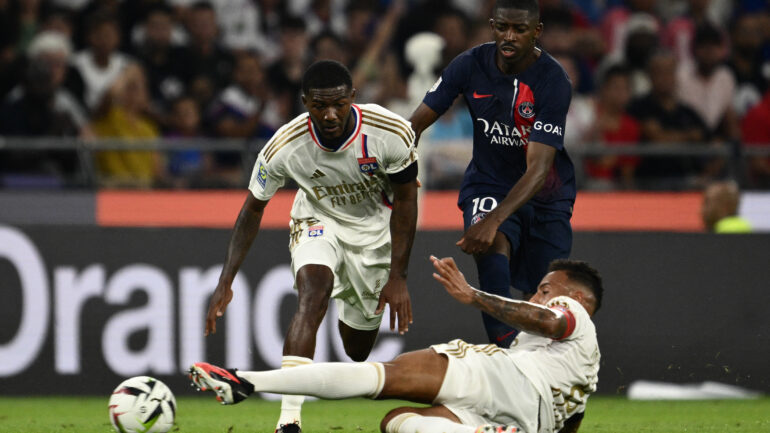 Ainsley Maitland-Niles et Corentin Tolisso face à Ousmane Dembélé lors d'OL - PSG