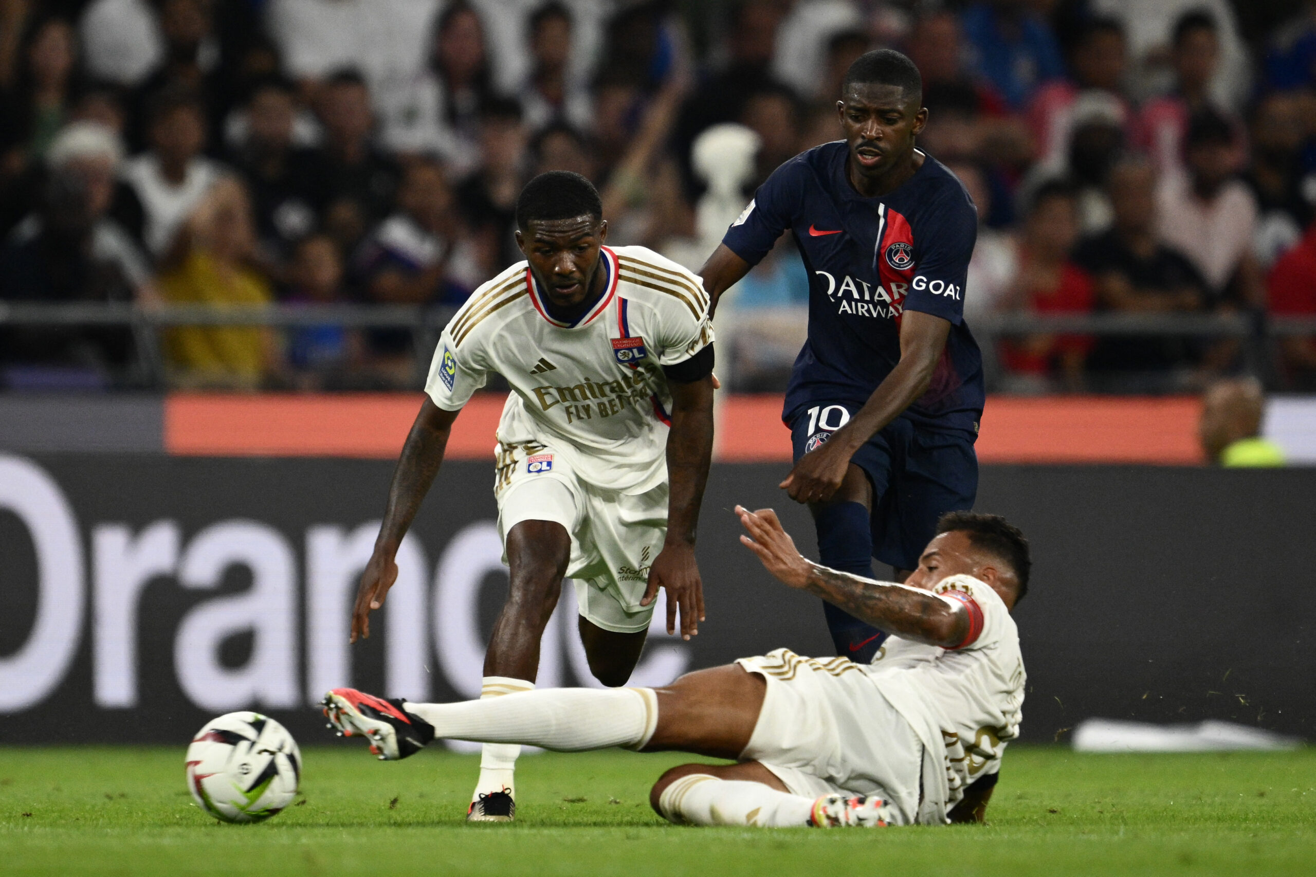 Ainsley Maitland-Niles et Corentin Tolisso face à Ousmane Dembélé lors d'OL - PSG
