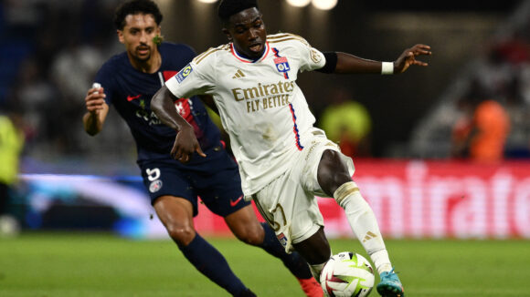 Ernest Nuamah face à Marquinhos lors d'OL - PSG