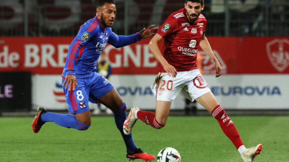 Corentin Tolisso face à Pierre Lees-Melou lors de Brest - OL