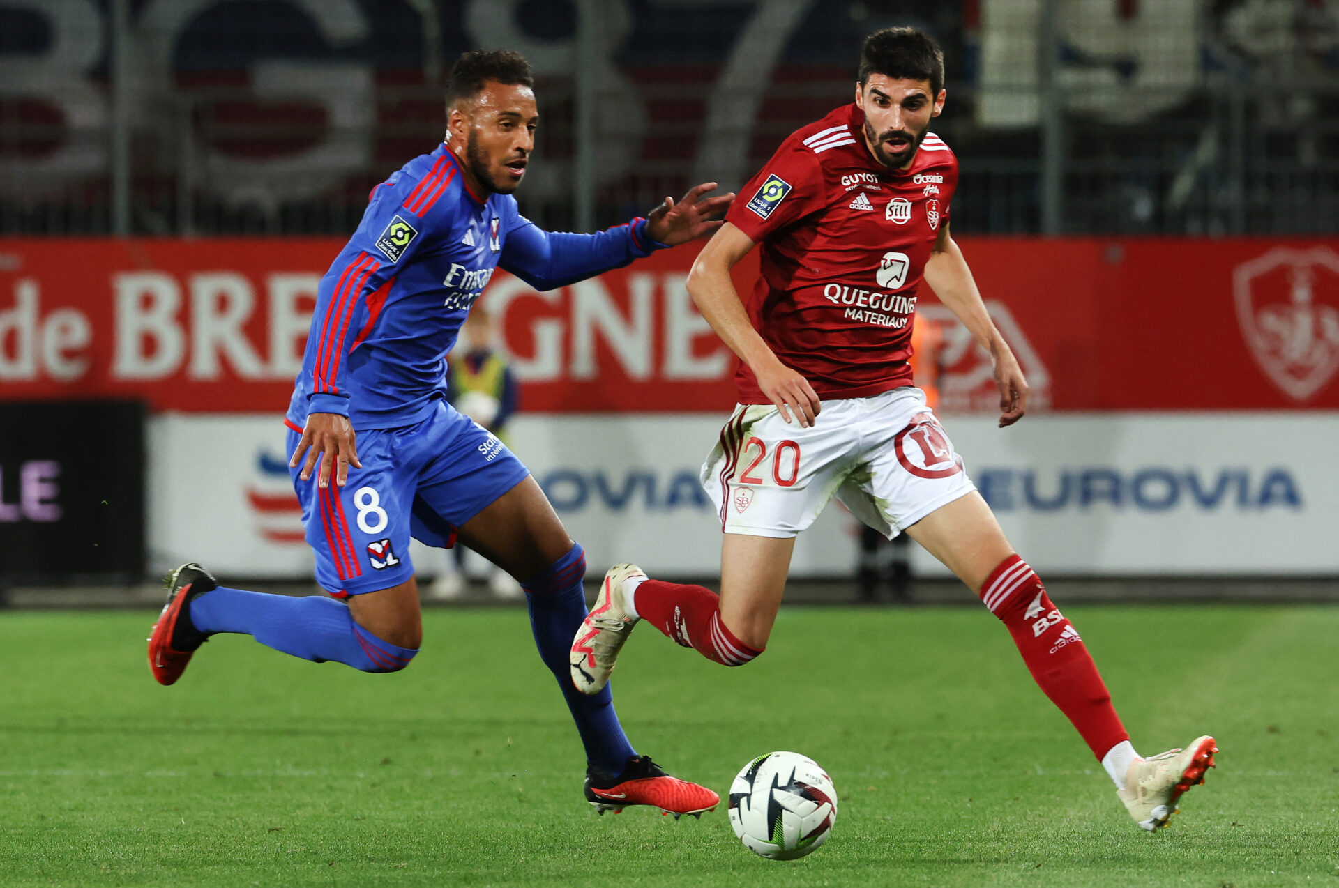 Corentin Tolisso face à Pierre Lees-Melou lors de Brest - OL