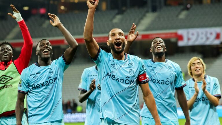 Le défenseur de Reims N.5 Yunis Abdelhamid et ses coéquipiers fêtent leur victoire 2-1 contre Lille en L1 au stade Pierre-Mauroy de Villeneuve-d'Ascq, près de Lille le 26 septembre 2023