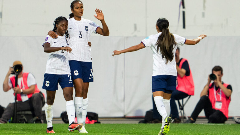 Wendie Renard et Selma Bacha lors d'Autriche - France en septembre 2023