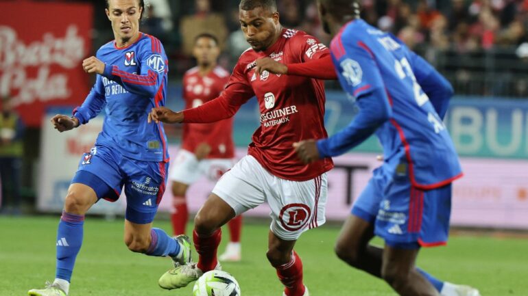 Maxence Caqueret face à Steve Mounié lors de Brest - OL