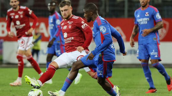 Clinton Mata et Hugo Magnetti lors du match Brest - OL