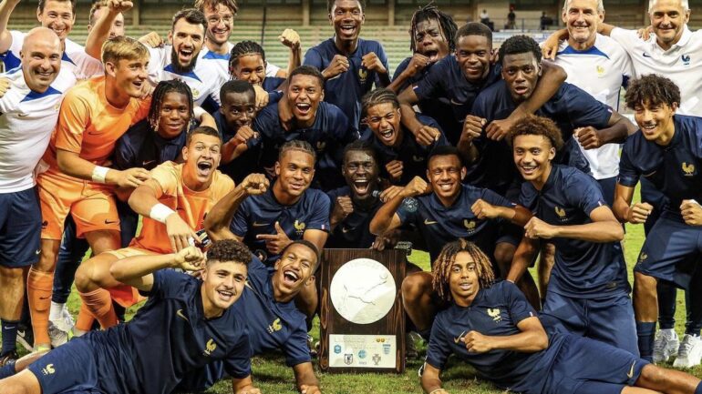 Steeve Kango et l'équipe de France U18 vainqueurs du Tournoi de Limoges