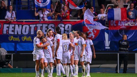 Les joueuses de l'OL vainqueures du Trophée des Championnes