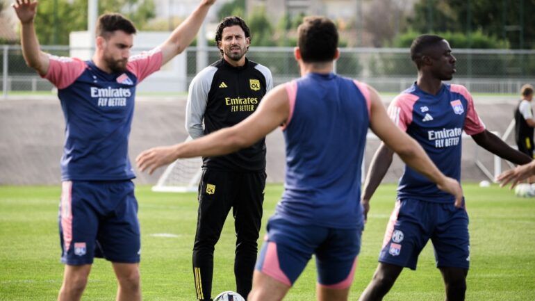 Fabio Grosso avec ses joueurs à Décines.